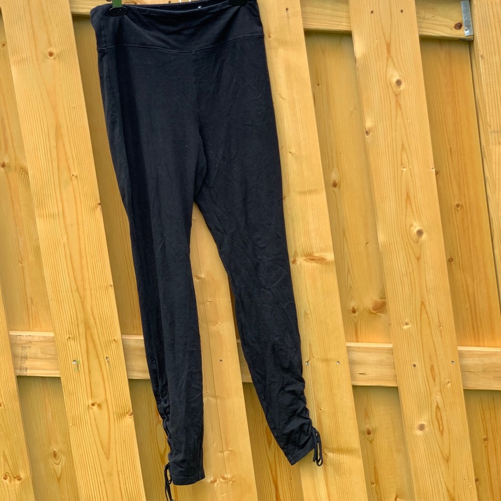 Mossimo black leggings with ribbon at the end